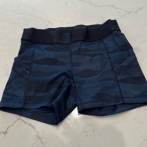 Lululemon camo bikers 4in size 6